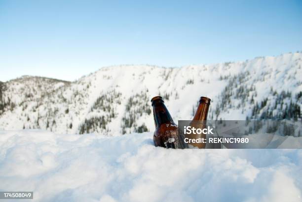 2 つの冷たいビールで雪の上の山 - 雪のストックフォトや画像を多数ご用意 - 雪, ビール, 瓶