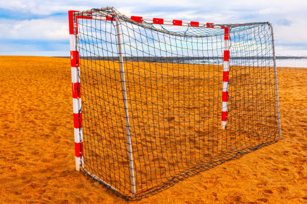 red de portería de fútbol en la playa - football goal post goal post american football stadium football field fotografías e imágenes de stock