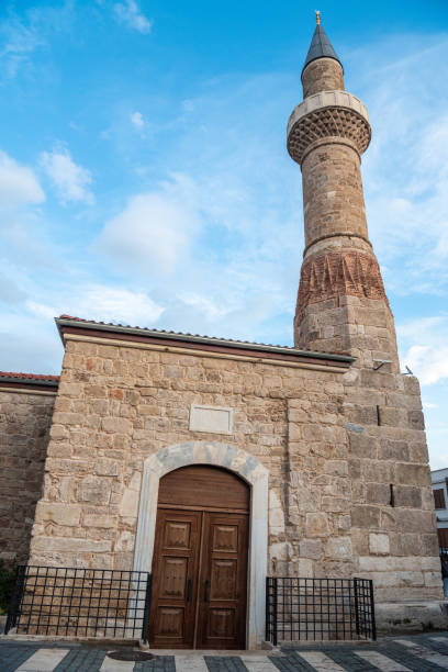 mezquita kesik minare en el barrio histórico de kaleici de antalya, turquía. - roman antalya turkey restoring fotografías e imágenes de stock