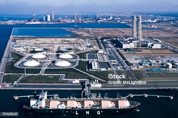 Indústria Petrolífera Petroleiro De Gnl - Fotografias de stock e mais imagens de Abastecer - Abastecer, Alterações climáticas, Chaminé de Fábrica