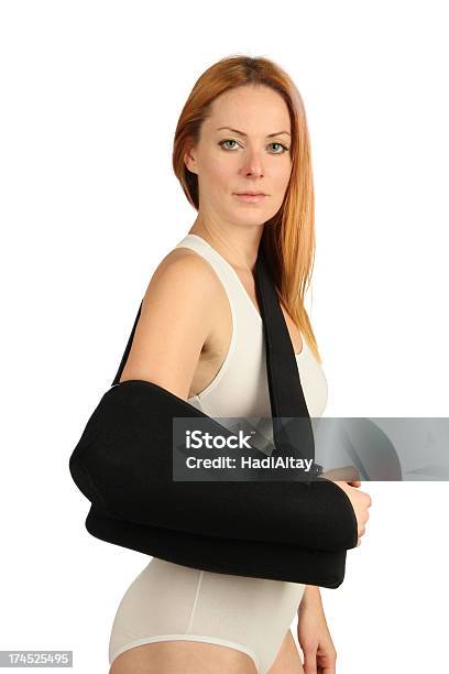 Armschlinge Stockfoto und mehr Bilder von Gebrochener Arm - Gebrochener Arm, Eine Frau allein, Frauen