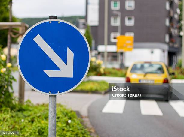 Calle Señal De Flecha De Alemania Foto de stock y más banco de imágenes de Aire libre - Aire libre, Alemania, Asfalto