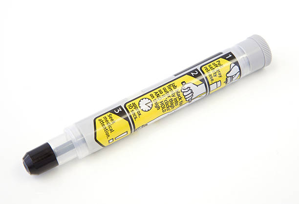 epinephrine auto-injector plume de réactions allergiques - adrénaline photos et images de collection