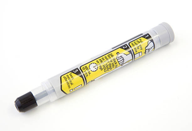 epinefrina auto-injector da caneta para reacção alérgica - adrenaline imagens e fotografias de stock