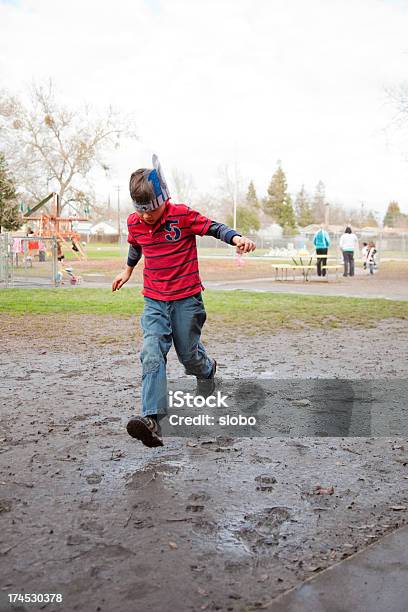 Ragazzo E Fango - Fotografie stock e altre immagini di Ambientazione esterna - Ambientazione esterna, Bambini maschi, Bambino