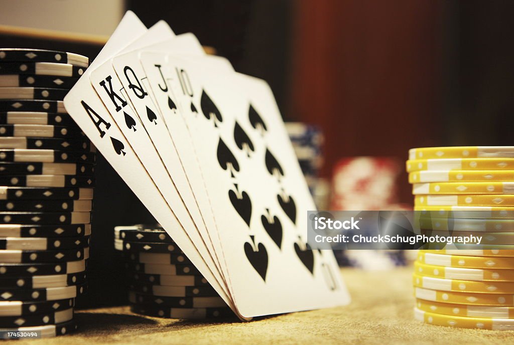 Jogo de Mão de Poker Royal descarga de espadas - Foto de stock de Aposta royalty-free