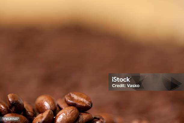 Kaffee Kaffeebohnen Stockfoto und mehr Bilder von Ausgedörrt - Ausgedörrt, Bildhintergrund, Bildschärfe