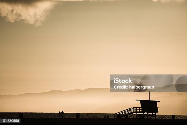 Foto de Posto Salvavidas Ao Anoitecer e mais fotos de stock de Alto contraste - Alto contraste, Baía, Califórnia