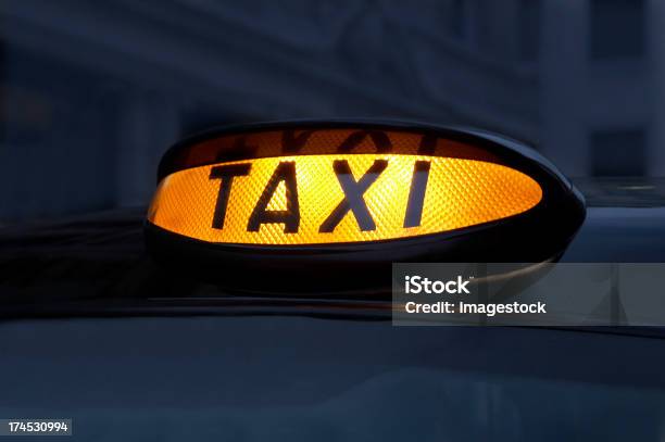 Letrero De Taxi Foto de stock y más banco de imágenes de Coche - Coche, Color negro, Conceptos