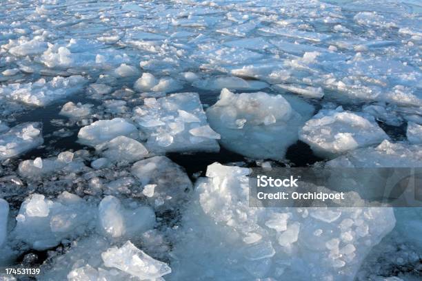 Ghiaccio Rotto Per Rompere Il Ghiaccio - Fotografie stock e altre immagini di Ghiaccio - Ghiaccio, Incrinato, Sciogliere