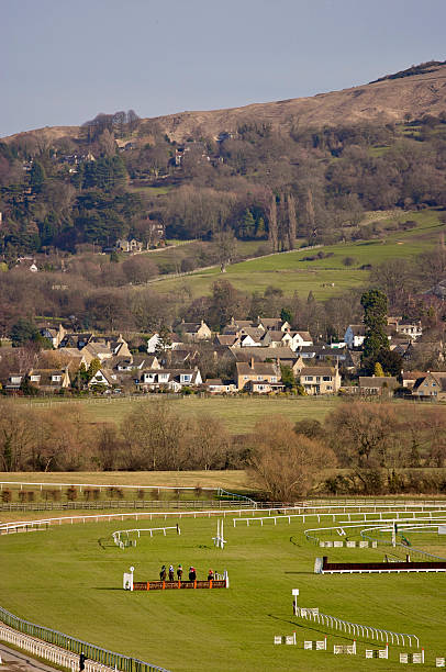 cleeve hill cotswolds cheltenham - british racing green - fotografias e filmes do acervo