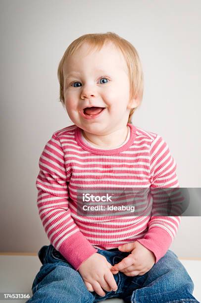 Счастливый Ребенок Девочка — стоковые фотографии и другие картинки 12-17 месяцев - 12-17 месяцев, 12-23 месяца, Вертикальный