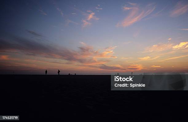 Praia Masculino - Fotografias de stock e mais imagens de Andar - Andar, Anoitecer, Ao Ar Livre