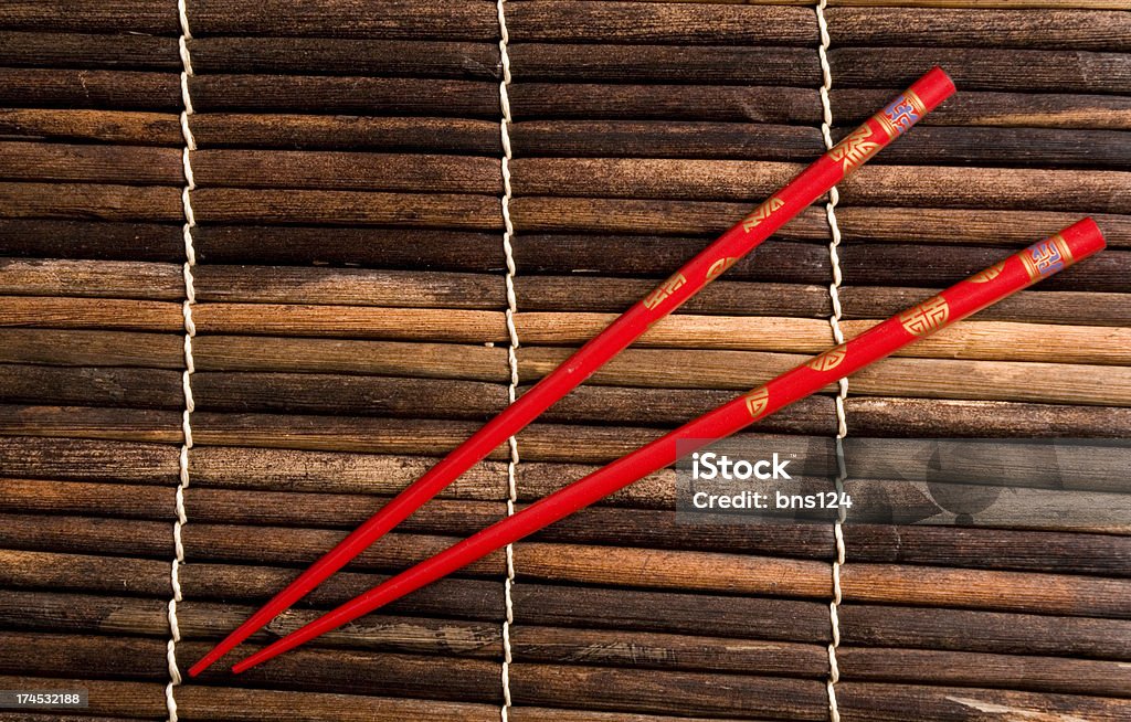 Rote Stäbchen auf Holz-Matte - Lizenzfrei Asiatische Kultur Stock-Foto