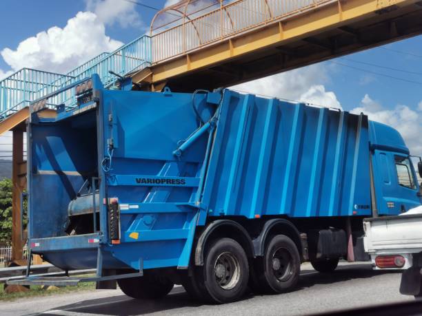 синий мусоровоз в тринидаде, вест-индия - tri wheel стоковые фото и изображения