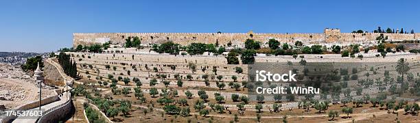 Walls Of Jerusalem Foto de stock y más banco de imágenes de Barrio antiguo - Barrio antiguo, Ciudades capitales, Cristianismo