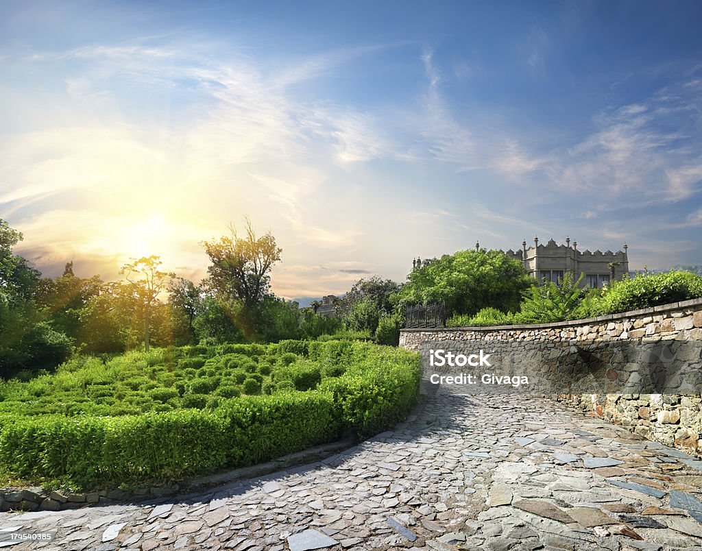 Giardino vicino al castello - Foto stock royalty-free di Albero