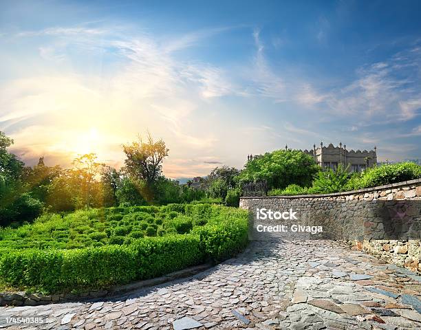 Giardino Vicino Al Castello - Fotografie stock e altre immagini di Albero - Albero, Alpi, Alupka