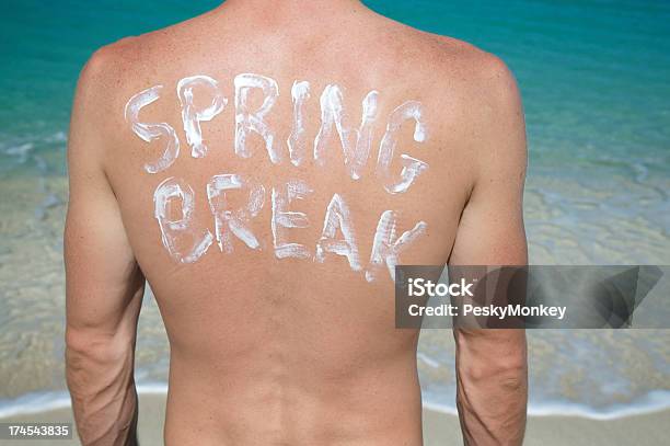 Photo libre de droit de Spring Break Message Dans De La Crème Solaire À La Plage banque d'images et plus d'images libres de droit de Crème solaire