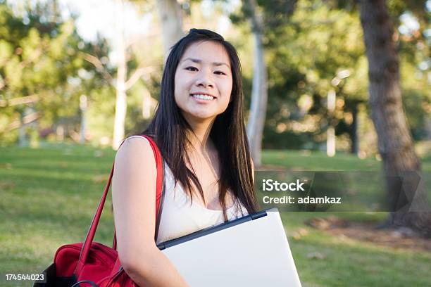 Studentserie Stockfoto und mehr Bilder von Laptop - Laptop, Tragen, Universitätsstudent