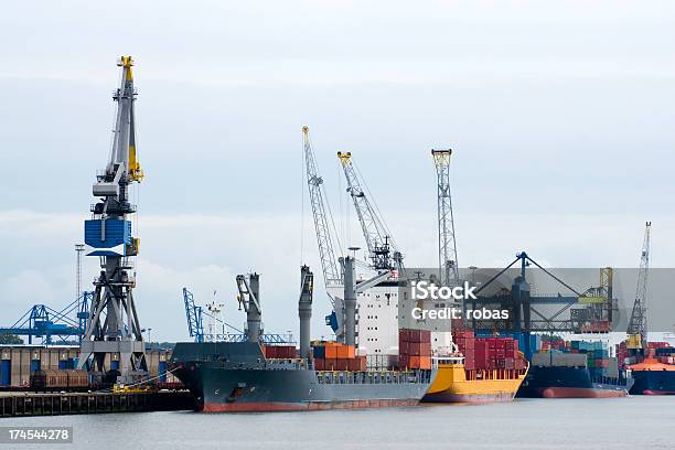 貨物船でロッテルダムの港 - オランダのストックフォトや画像を多数ご用意 - オランダ, カラー画像, クレート