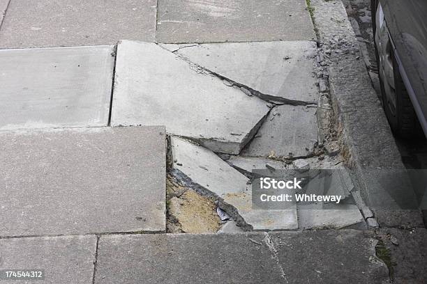 Asfalto Rotto Danni Incrinato Lastricato Di Pietra Vicino Al Marciapiede Esterno - Fotografie stock e altre immagini di Calcestruzzo