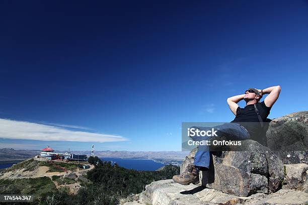 Hombre Sentado Y Pensar En La Cumbre De La Montaña Foto de stock y más banco de imágenes de 25-29 años - 25-29 años, 30-34 años, Adulto