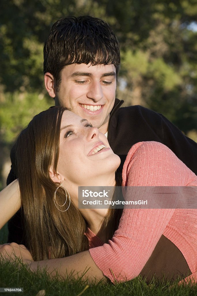 Belo casal romântico em Park vestido Casual - Foto de stock de 20 Anos royalty-free