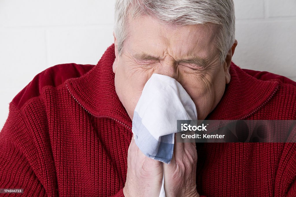 Homem sneezing - Foto de stock de 50 Anos royalty-free