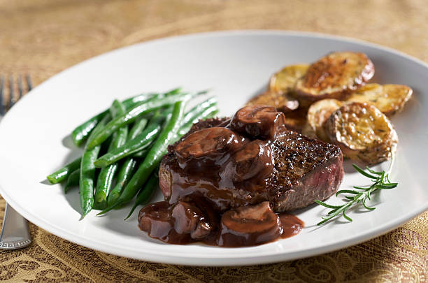 cena bistecca di manzo e funghi e verdure, salsa al vino bianco piatto - steak top sirloin dinner main course foto e immagini stock