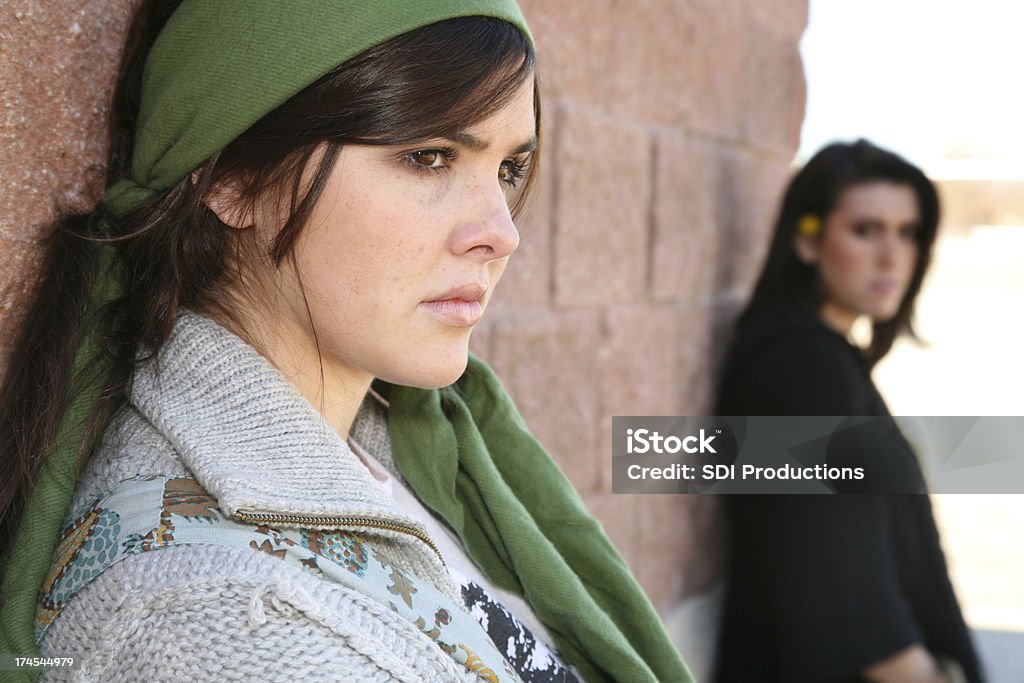 Dos mujeres jóvenes tener una pelea - Foto de stock de Perfil - Vista de costado libre de derechos