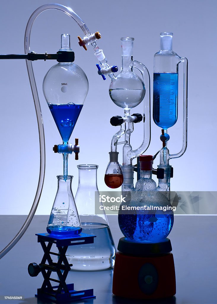 Química, cristalería de laboratorio con soluciones de azul - Foto de stock de Azul libre de derechos