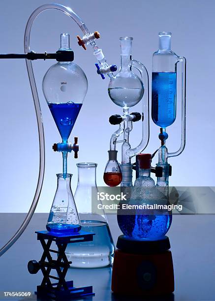 Química Cristalería De Laboratorio Con Soluciones De Azul Foto de stock y más banco de imágenes de Azul
