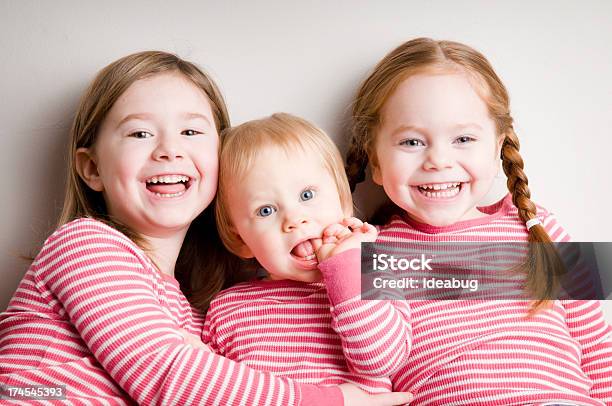 Drei Passende Sisters Kuscheln Und Lachen Zusammen Stockfoto und mehr Bilder von 12-17 Monate - 12-17 Monate, 12-23 Monate, 2-3 Jahre