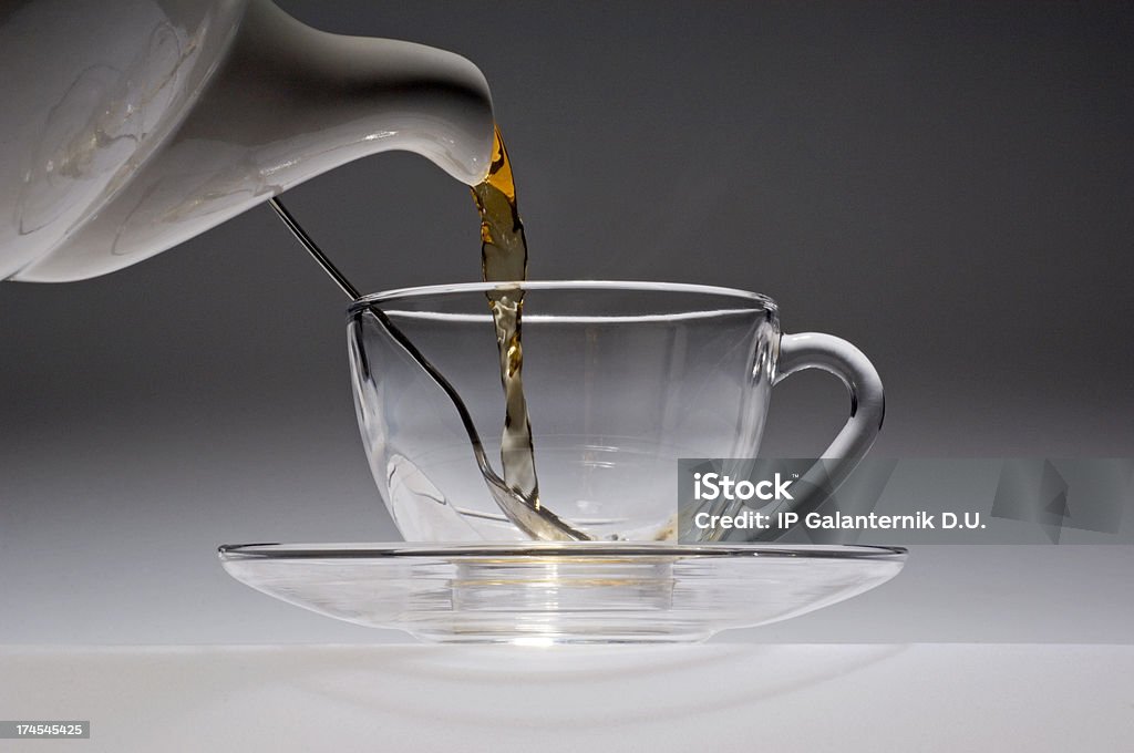 Нанесение чая с white Китай Горшок в Стеклянный стакан. - Стоковые фото Без людей роялти-фри