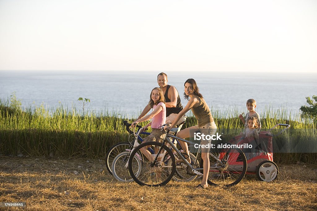 Família na natureza - Foto de stock de Bicicleta royalty-free