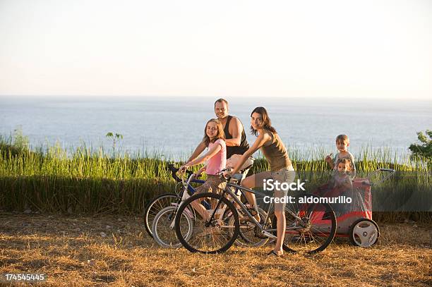 Foto de Família Na Natureza e mais fotos de stock de Bicicleta - Bicicleta, Família, Adolescente