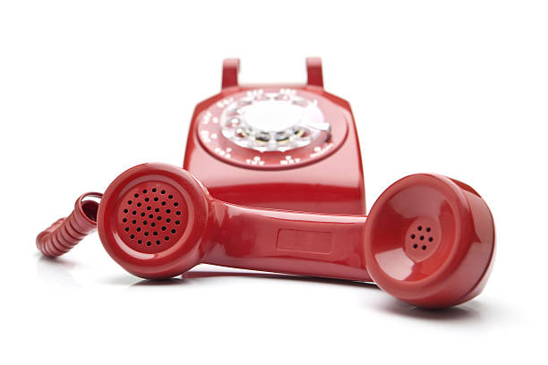 красный ретро телефон с диском - obsolete landline phone old 1970s style стоковые фото и изображения