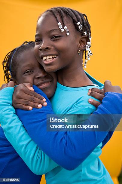 Dos Chicas Felices Sonriendo Y Abrazándose Sí Foto de stock y más banco de imágenes de 6-7 años - 6-7 años, 8-9 años, Abrazar