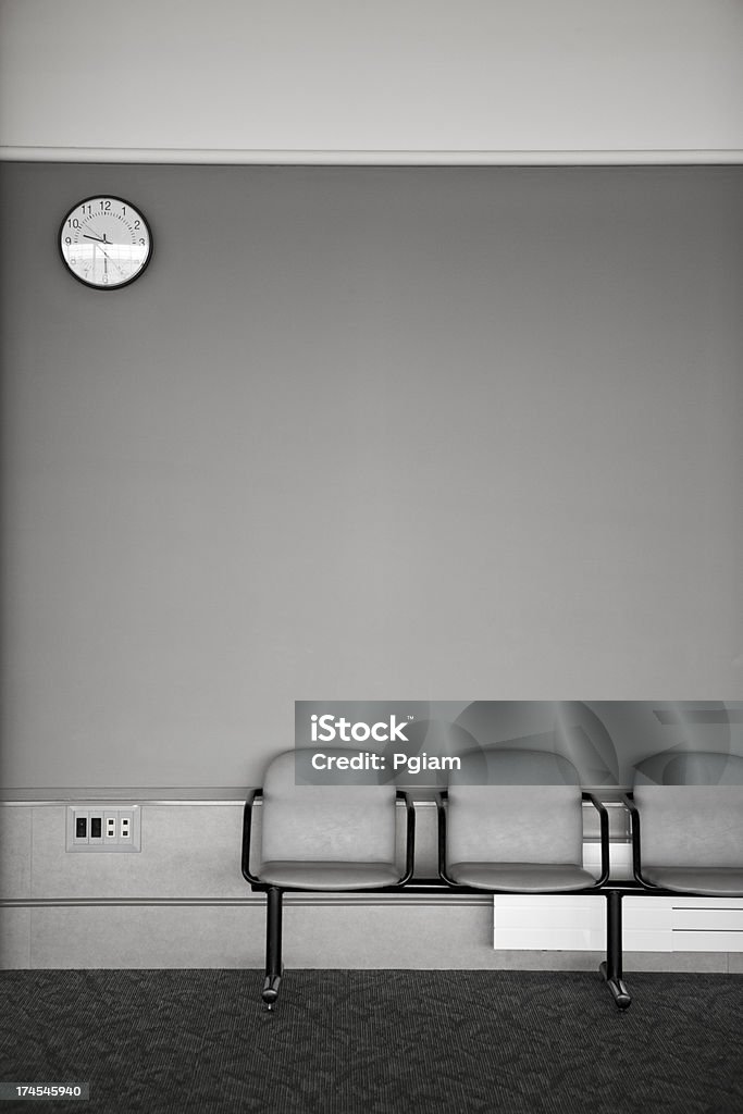 Due sedie nella sala d'attesa - Foto stock royalty-free di Noia