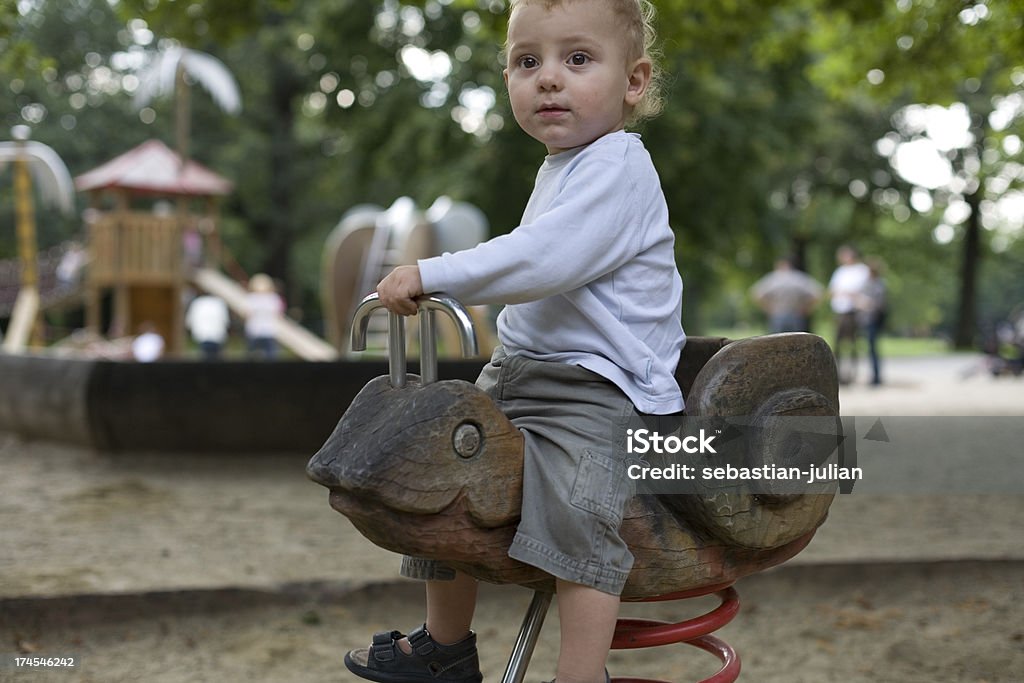 Kleine Junge auf dem Spielplatz - Lizenzfrei Jungen Stock-Foto