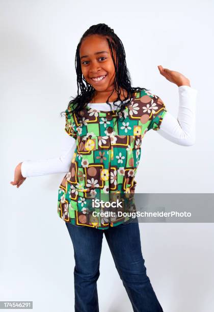 African American Ragazza Posa Giocoso - Fotografie stock e altre immagini di 12-13 anni - 12-13 anni, Ragazze adolescenti, Popolo di discendenza africana