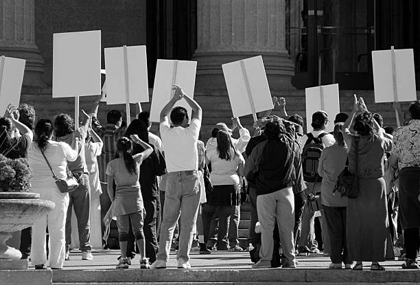 demonstração. protestar multidão com sinais. - protesto imagens e fotografias de stock