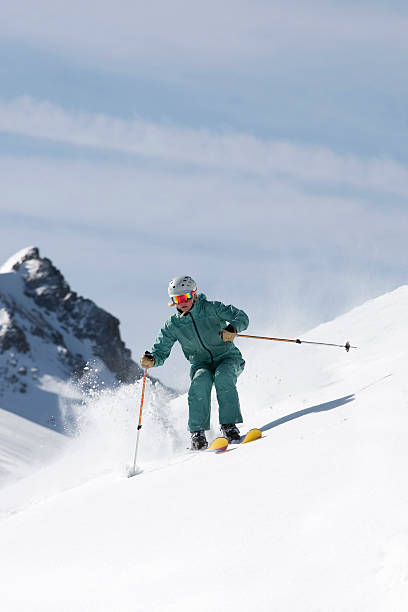 여자 스키타기 신선한 파우다 - skiing powder snow snow telluride 뉴스 사진 이미지