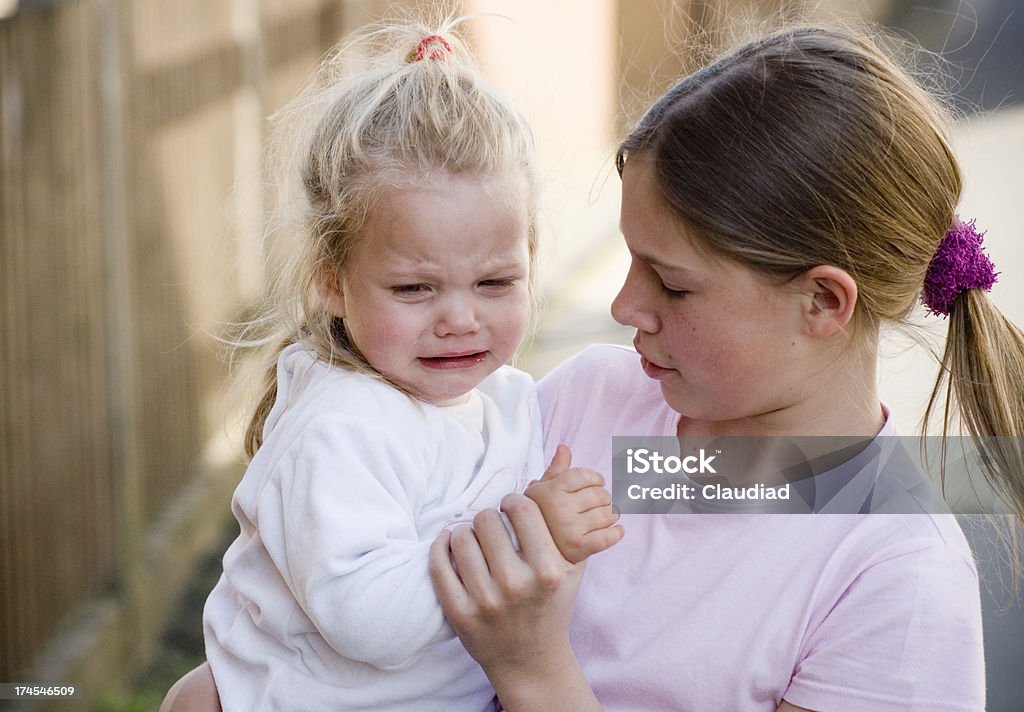 Menina chorando com irmã - Foto de stock de Estilo de Vida royalty-free