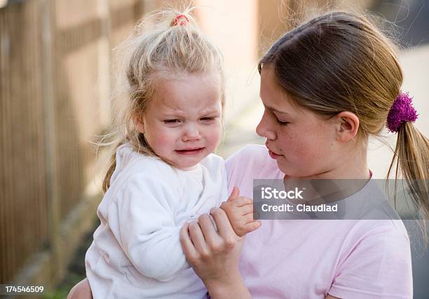 Foto de Menina Chorando Com Irmã e mais fotos de stock de Estilo de Vida - Estilo de Vida, Família, Fotografia - Imagem