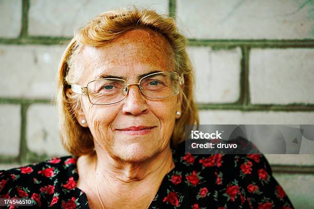 Mujer Senior Foto de stock y más banco de imágenes de Adulto - Adulto, Adulto maduro, Aire libre