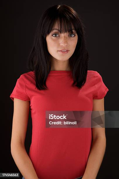 Giovane Donna In Camicia Rossa Vuota - Fotografie stock e altre immagini di Abbigliamento casual - Abbigliamento casual, Adulto, Beautiful Woman