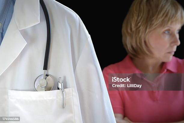 Besorgt Frau Den Arzt Besuch Im Stockfoto und mehr Bilder von Arzt - Arzt, Attraktive Frau, Besorgtheit
