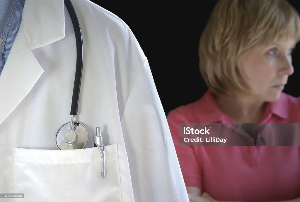 Обеспокоенный женщина в врача визит - Стоковые фото Болезнь сердца роялти-фри